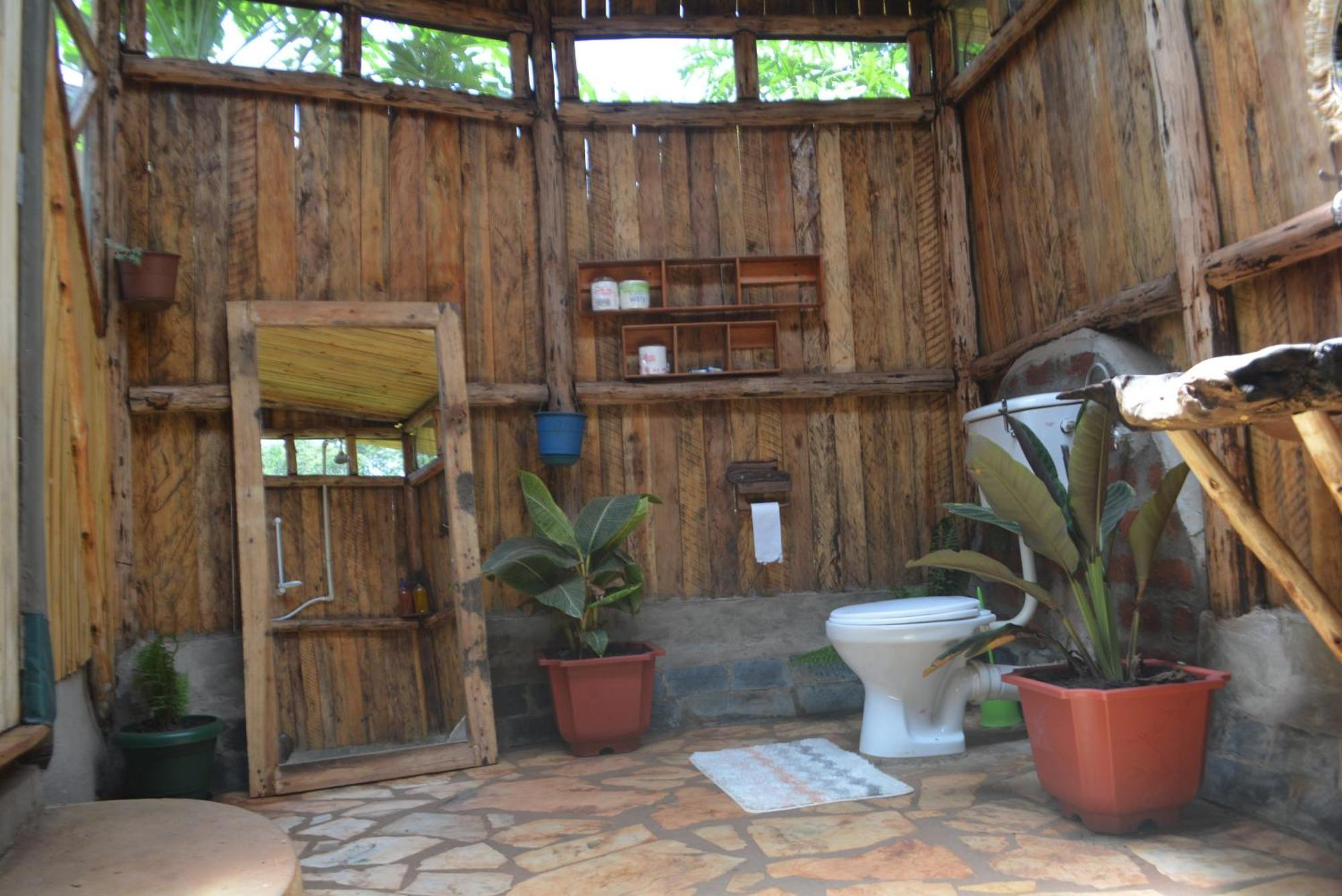 Jinja Backpackers Hostel Exterior photo