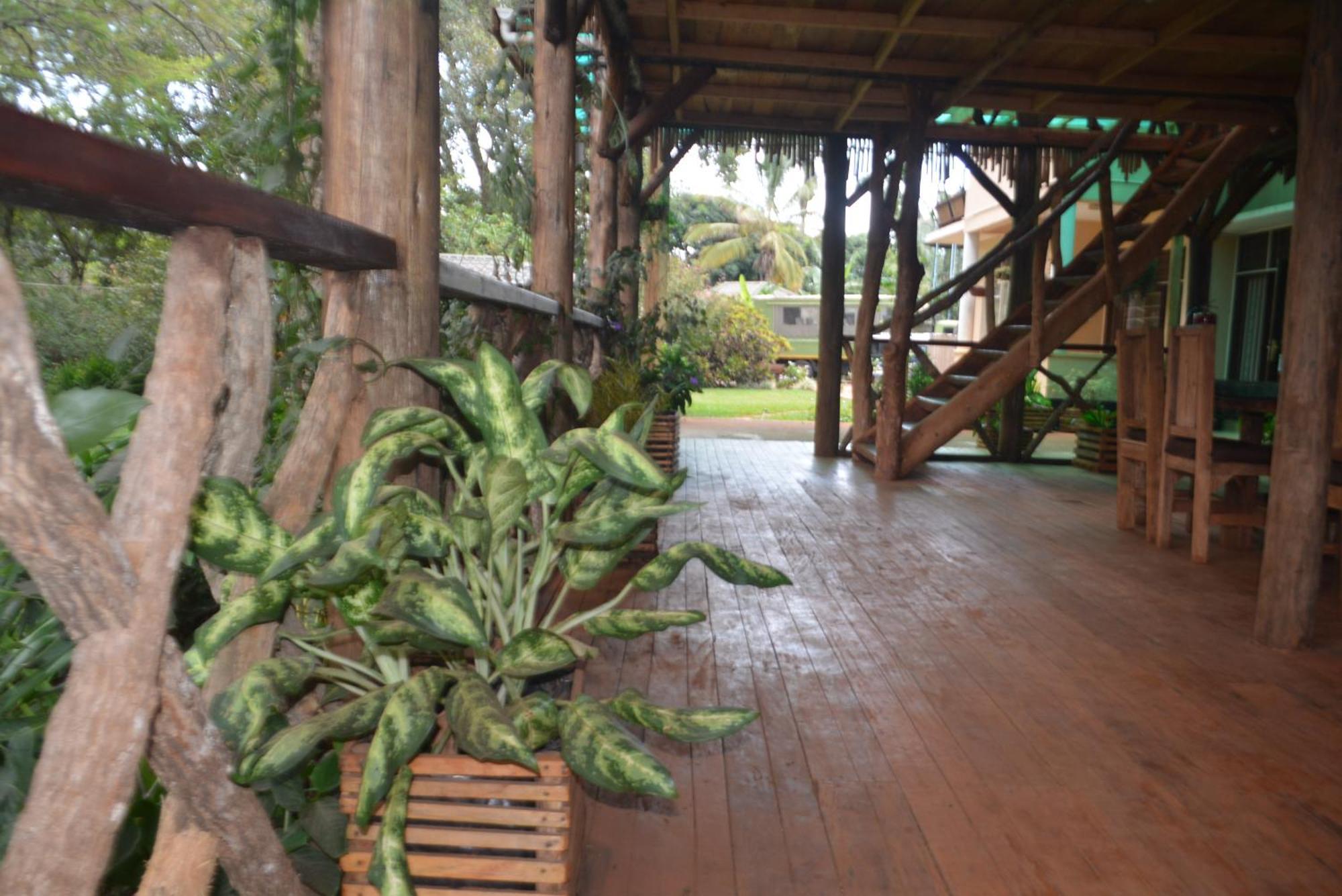 Jinja Backpackers Hostel Exterior photo